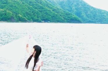 .

夏休み記念その6♪

「Adieu」の撮影の時の写真です♪

この薄い布の先はスタッフさんが持ってくれていて、下の方は砂利道です（笑）

トリミングすると...