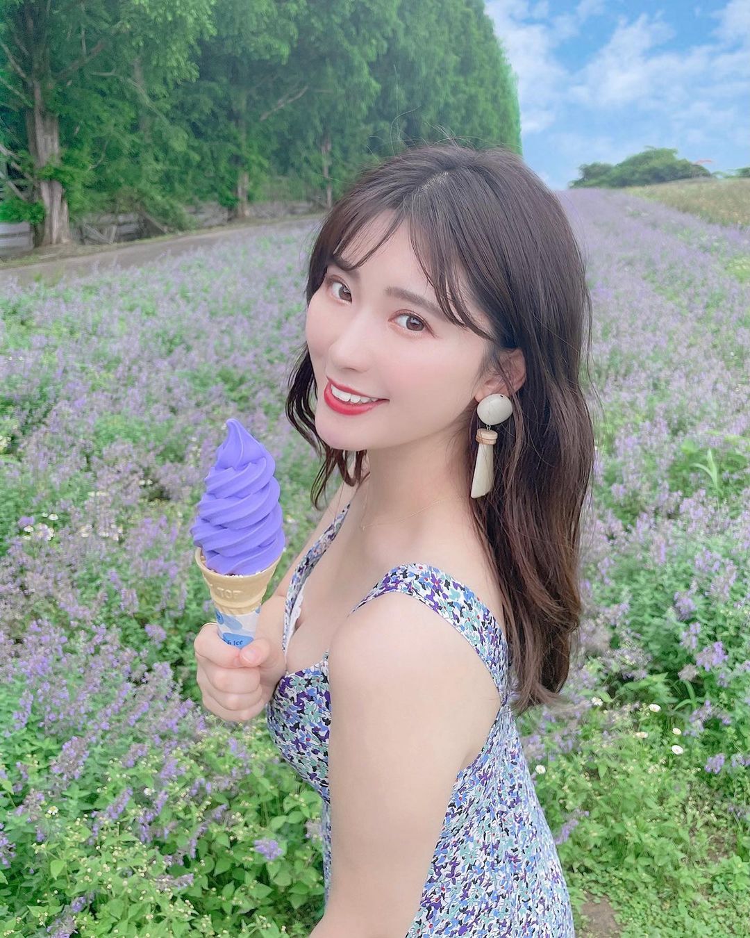 伊藤奈月 今年の 初夏の様子 手にしてるのはラベンダーアイス ラベンダーといえば 3年前の夏に行った 北海道のラベンダー畑が 忘れられない この写真は 今年 Moe Zine