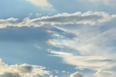 こないだ見かけた彩雲？らしき雲。
幸せをおすそ分け。

原宿で空がすごい色になっていたので。
無加工でこんな色…すごい…...