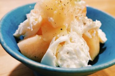 メルカリで農家さんから直接買えた収穫したての桃。
とても立派！愛情たっぷり、美味しかった。
桃カプレーゼ食べると夏だなあって思う。
白ワインビネガー、ブラックペ...