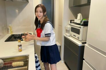 昨日料理YouTubeを撮ってる時に
インスタで質問箱やったんだけど
コスプレしてくださいってリクエストきてて
謎にセーラー服着ながら料理しました
(友達がやれ...