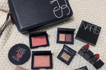 NARS20周年
大人気アイテムが詰まったギフトいただいたけど、前から愛用してる左下と、手前のグロスと、キラキラアイシャドウがお気に入りすぎるし

やっぱりコス...