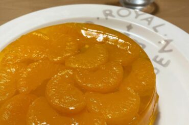 息子とみかんゼリーを作りました

私の母も私が幼稚園生くらいの時によく大きなみかんゼリーを作ってくれて、思い出の味なんです、、
型はザ昭和って感じのもっとボ...