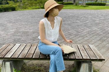 ほんの少し涼しいような。
でもまだ夏の真ん中
・
tops @ronhermanstore 
denim @motherdenim 
sandals @zara...