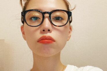 お久しぶりです...
最近メイクもサボり、服もまともに着ず(？)いたものでごはんと爪の投稿が続いておりました。
・
載せるものがない、とメガネにひっつめお団子を...