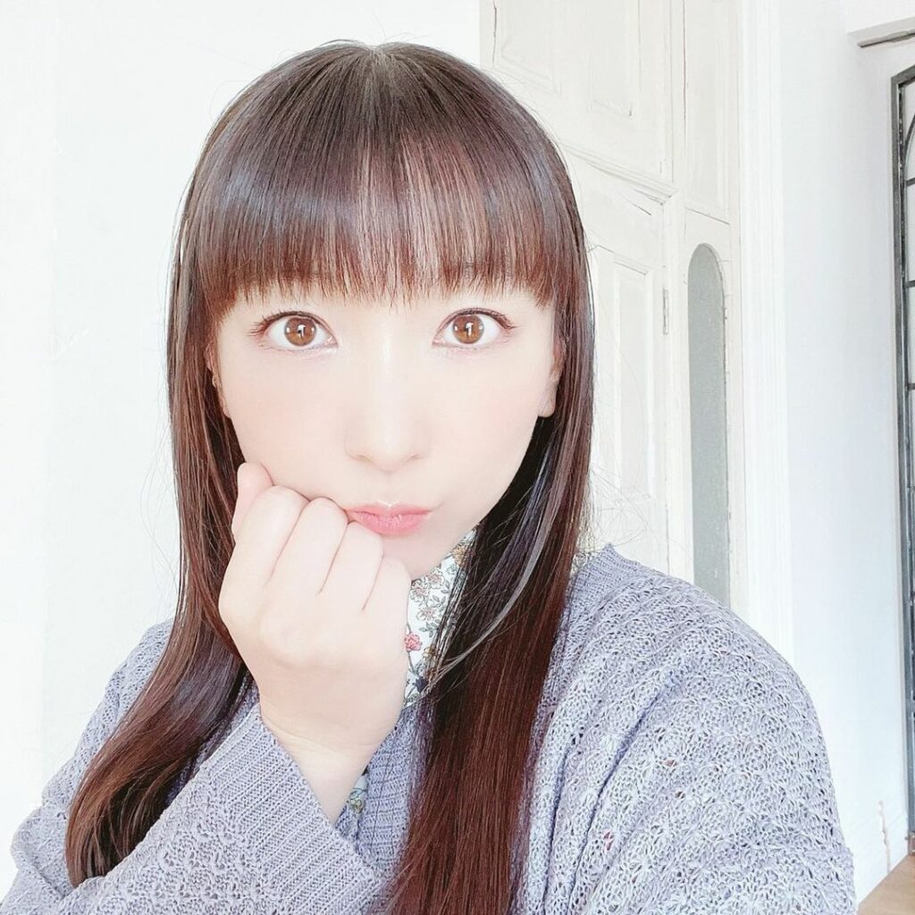 堀江由衣 夏休み記念その29 ニュータイプ連載撮影の時の写真です あまり記憶にない謎の自撮り 笑 ピース以外のポーズを撮ってみたのかな Moe Zine