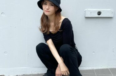 夜ご飯コンビニで何買うでしょうか
.
.
中学、高校の時、よくこの座り方しちゃってました
.
今日の予定は残り
トイレットペーパーを買うだけです
.
近くのコン...