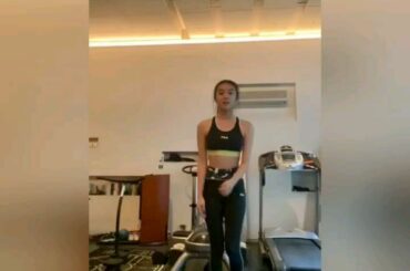 今日は私のヒップアップエクササイズから3つの動きを紹介します！

1。スモスクワット: 普通のを30回、ポルスを30回、踵上げを30回

2。前にキックから後ろ...