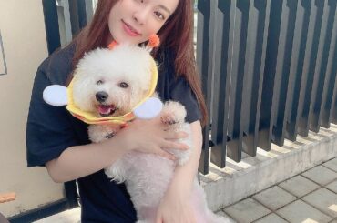 前足舐めすぎちゃうから、ネックカラーつけた

朝目が覚めたら宇宙人みたいなの横にいてハッとした笑

#ネックカラー　#宇宙人犬...