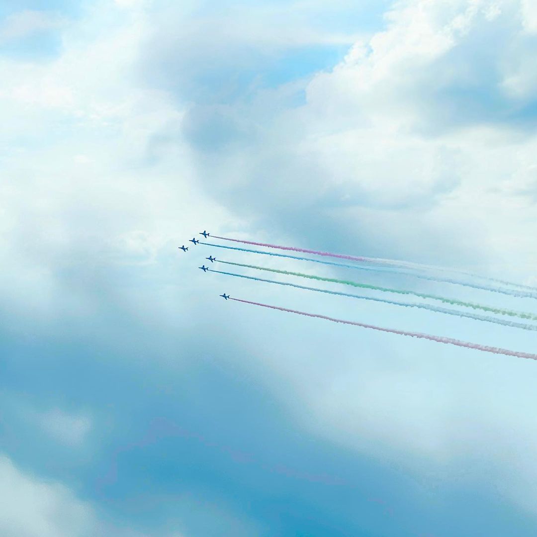 松井咲子 おすそわけ ブルーインパルス Blueimpulse 下ばかり向いて歩きがちだけどたまには上向いて歩くのも良いもんだね とかポエちらかしてみた Moe Zine