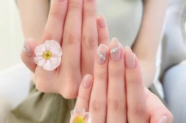 透けるような落ち着いたグレージュが
初秋にぴったり…

シンプルな中にもネイリスト様のセンスが光る
芸術作品に仕上げてくださいました
いつもありがとうございます...