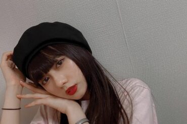 ベレー帽と赤リップ。
少しだけオーバーめに塗るの好き。...