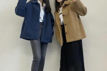 同じ事務所のまるちゃんとボアジャケットを色違いで着て、双子コーデ風

私のコーデは、Tシャツとスカートが私物なのですが、ユニクロの新作ボアジャケットと小物を合わ...