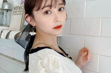 この日の撮影は、キラキラなシャドウにオレンジっぽい赤リップでした♡
みなさん普段どんなメイクしますか〜？気になる...