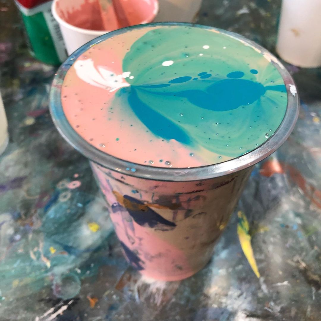 依吹怜 念願のアートバーに行ってきました 実は昔からなぜか絵を描くことに対して 苦手意識を持っていた私 でもすごい好きなのね 絵の具とか色とか色合わせとか 以前画 Moe Zine