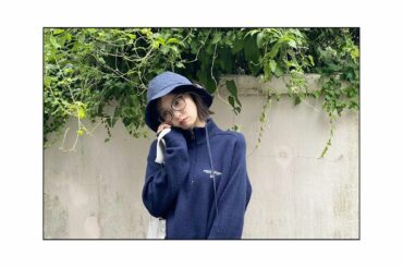 真夏に古着屋さんで買って楽しみに寝かせておいたニット。勢いよく「ジャジャーン！」ってクローゼットから飛び出させました。が、全然、幸せじゃなさそう、笑えし。...