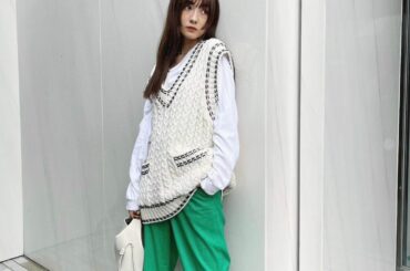 先日YouTubeの
ZARA LOOKBOOKで紹介した
ZARAのニットベストを合わせました。

今は
グリーンがトレンドなので
カラーパンツを合わせてみま...