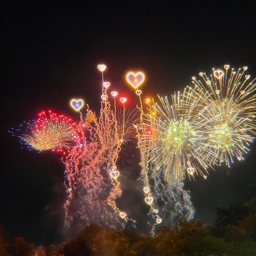 きりたんぽ 前まで花火の音が苦手であんまり好きじゃなかったけどなんか今年はすごい好きになれた 綺麗すぎたよお Moe Zine
