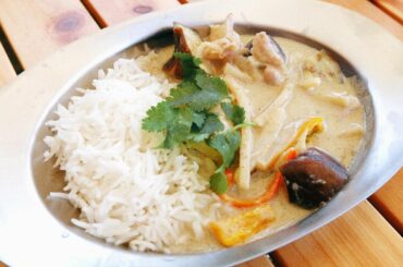 今回の　#キャンプ飯　は
グリーンカレー！
お昼にキャンプ場ついて、みんながテント設営中にせっせと青空クッキング。ナイス分担作業︎

最近の定番になりつつあるバ...