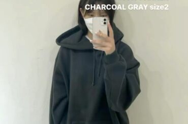 @lastsample_official 
ふわっふわの上質な裏起毛と大きいフードがポイント。
被っても顔に沿わないので小顔効果と、一枚の後ろ姿も、アウターを着...