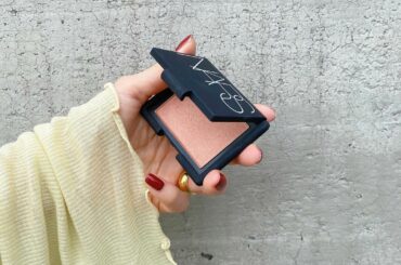 チークの役割は目元と口元のメイクの繋ぎだったり、ベースメイクをコントロールするものだったり、血色を与えたり陰影を与えたり、重要なんだけど脇役なイメージ。
・
チ...