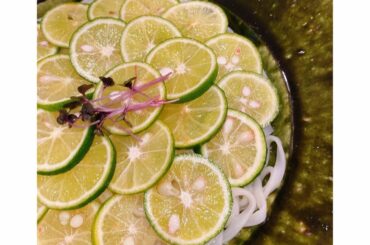 すだちうどん

夏が過ぎ、
もう秋だなぁと感じていたけど、

またもや真夏の暑さ。
夏が夏の終わりを嫌がってる。

私は冬が恋しいと言うのに。

昨日は秋を感じ...