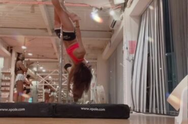 ポールダンスレッスンが最近の楽しみ⋆͛⋆͛

ポール習い始めた理由をよく聞かれるんですが、ダンスの中でポールとブレイクだけしたことがなかったからです

#ポール...