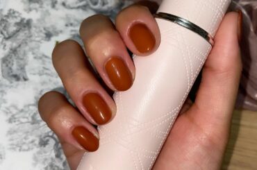 秋っぽいマニキュア塗ってみた
@rmkofficial のレッドクレイ！

そして手に持ってるのは香水のケース
お気に入りなのっ...