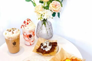 可愛いカフェに行って来たよ
⁡
⁡
大好きな #クロッフル が食べられて嬉しい
⁡
メープルバターもオレオもどっちも美味しかったな
⁡
⁡
⁡
マカロンも凄く美...