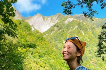 登山日和よね〜
前が開けて、見えてきた山々！
鮮やかな空の青さとグリーンにテンション上がった二合目。寒いと思って着込んできたけど、汗だく。

#れい旅物語
#百...