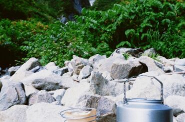 途中の沢で休憩。
岩場にガス埋め込んで笑、コーヒーをドリップ。
この贅沢な景色を眺めながらいただくコーヒーはそりゃ絶品ですよ（３枚目）

風の音、水の流れる音、...