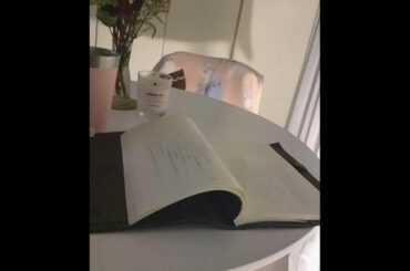 .

10月も宜しくお願いします

寒いので猫のひざ掛けを
常に椅子に描けるようにしました

カーテンが少し気になります
O型ぽさ全開よっしゃー。...