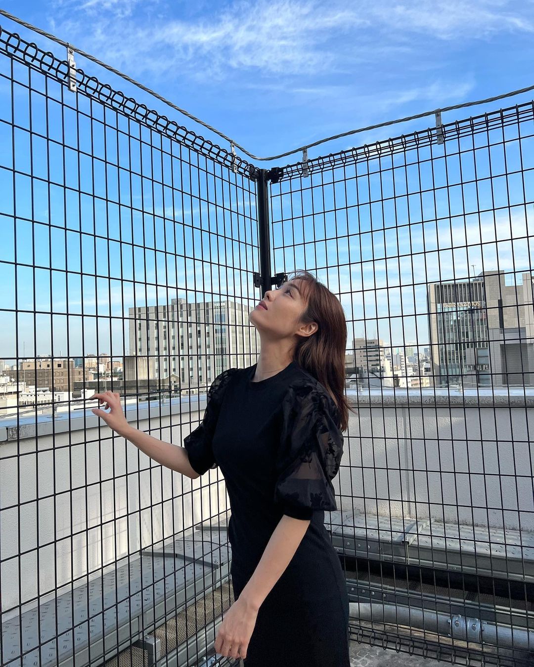 今野杏南 今日もとても良い天気 青空が綺麗だった 昼間は夏みたいに暑いですね でも夕方からは秋の肌寒さ 非常にお洋服が難しいです 今日は最近お気に入りのワンピース着ま Moe Zine