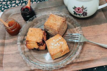 @kashiya_shinonome さんのスコーンセット

実はシノノメさんのお菓子作りの本を持っていて、
バタースコッチスコーンのレシピを見た時から食べたい...