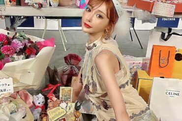 素敵なプレゼントありがとう
禁止だったのにみんなたくさん持ってきてくれて..
この日の為に皆様がたくさん考えてくれたんだなって思うとその気持ちだけで本当に幸せで...