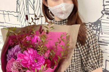 「美容サロン開業おめでとう！」と、マナミさん @manami.h07 が豪華で美しい花束をプレゼントしてくれました

マナミさんのお誕生日をお祝いする日だったの...