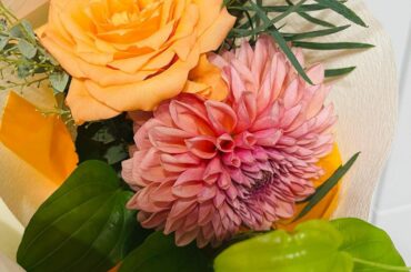 .
ここ1.2年
お花好きになったんですよね〜‪‪𓂃 𓈒𓏸໒꒱

特になんかあるわけじゃないけど
お花屋さん見つけて小さい花束買いましたっ。
オレンジがキレイ
...