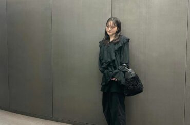 ブラウスにメンズのパンツ、こーゆー組み合わせがやっぱり好きだなぁしっくりくる
まーた気づいたら黒だった
そいえば伸ばしていた髪をだいぶ切ったの。...