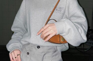 スウェット1枚で過ごせるのが嬉しい~

オールグレーコーデに
@celine のミニバッグ︎︎

パンツは @keeepy.official 
ウエストマークが...