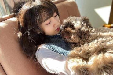 昨日のアザーカット！アムチと。
4投稿同じ洋服みたいになっていますね、、、1個目と2個目、3個目と4個目が違うセーターなんですけどね。学校に行くとなるとどうして...