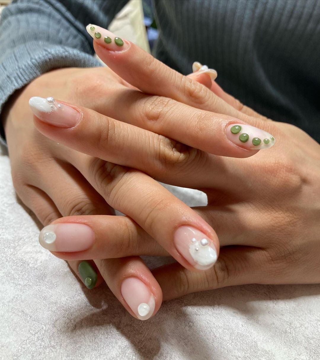 大家志津香 New Nail 秋 秋っぽいネイルはボルドーばっかりだったからカーキ新鮮ー かわいー でも秋すっ飛ばして冬の寒さよね今 中目黒の Moe Zine