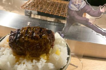 今日は  #狗巻棘 くんの誕生日なのでアクスタを持って念願の  #挽肉と米 に行きました！

ご飯おかわり4回して最後は大盛りにしてもらった〜！
しあわせ！...