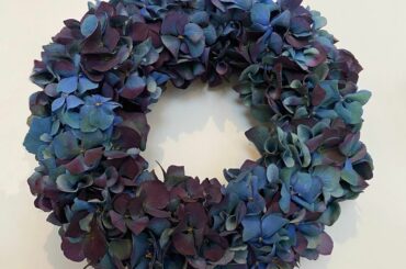 .
.
ついに…
リースを作ってしまった︎

貴重な西洋紫陽花で︎
初めてのリース
１時間でできちゃったww

作ってるとき、独り言で
"可愛い可愛い"
って1...