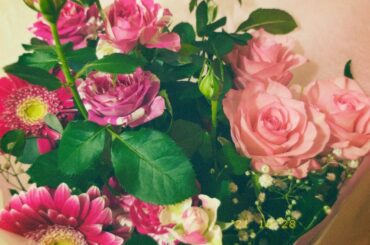 ひとつ作品を終えました。
とてもあったかい現場でした~
尊敬する人たちばかりで、刺激的でした。お花を頂くとやっぱり嬉しいですね

One of my jobs ...