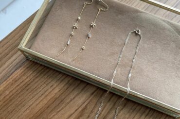 .
最近出番の多い2つ

華奢な揺れピアスはいくつになってもずっと好き。
形違いのパーツがそれぞれ可愛い

これまた華奢でとてもシンプルなネックレスは、
タート...