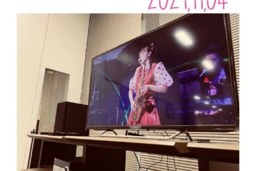 11月。
．
時が経つのは早いなぁ今年は。
．
会社で、マネージャーさんが
懐かしい映像観てて、
つい一緒に観ちゃってる伊波さん。
．
楽しかったなぁ。
いま見...