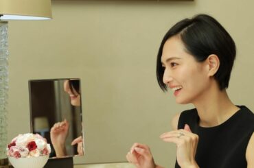 @BVLGARI

数種類のリングを試させていただいて楽しそうな私

新作エンゲージメントリング「ローマ アモール」は洗練されたデザインでダイヤの輝きが眩しかっ...