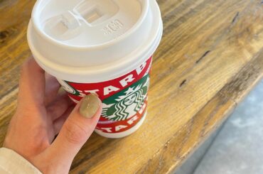 .
もう街並みがクリスマス仕様で可愛い
スタバもクリスマスになってました。

クリームブリュレラテ
甘すぎず美味しかった！！！

はまりそうです

@starb...