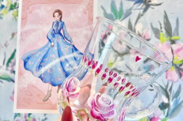 お心のこもった素敵なプレゼントを頂きました…　

ハンドメイドの薔薇のグラスと、
mon trésor のオリジナルワンピースを着ている私のイラストです…
　　...