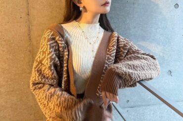 #ゆいしふく 
柄ニットセットアップこなれ感でてかわい
めがねとブラウンリップでしっとり
⁡
set up： #reedit
bag： #maisondefle...